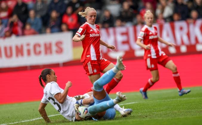 DEU, München, FC Bayern München vs Real Madrid, Testspiel, DFB, FC Bayern Campus, Saison 25 26, im Bild: Lea Schüller (Bayern München 11) DFB DFL REGULATIONS PROHIBIT ANY USE OF PHOTOGRAPHS AS IMAGE SEQUENCES AND OR QUASI-VIDEO, 21.08.2025, Copyright: HMBxMedia HendrikxHamelau
