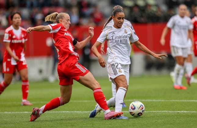 DEU, München, FC Bayern München vs Real Madrid, Testspiel, DFB, FC Bayern Campus, Saison 25 26, im Bild v.l.n.r: Lea Schüller (Bayern München 11), Maëlle Lakrar (Real Madrid 23) im Zweikampf DFB DFL REGULATIONS PROHIBIT ANY USE OF PHOTOGRAPHS AS IMAGE SEQUENCES AND OR QUASI-VIDEO, 21.08.2025, Copyright: HMBxMedia HendrikxHamelau
