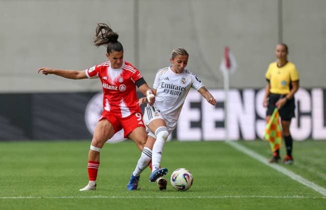 DEU, München, FC Bayern München vs Real Madrid, Testspiel, DFB, FC Bayern Campus, Saison 25 26, im Bild v.l.n.r: Zweikampf Jovana Damnjanović (Bayern München 9), Eva Navarro (Real Madrid 19) DFB DFL REGULATIONS PROHIBIT ANY USE OF PHOTOGRAPHS AS IMAGE SEQUENCES AND OR QUASI-VIDEO, 21.08.2025, Copyright: HMBxMedia HendrikxHamelau