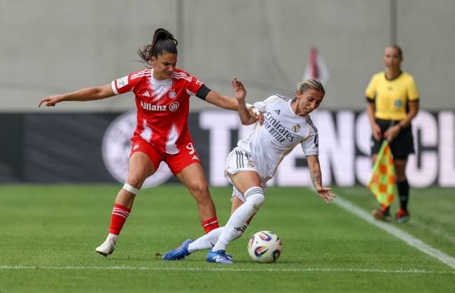DEU, München, FC Bayern München vs Real Madrid, Testspiel, DFB, FC Bayern Campus, Saison 25 26, im Bild v.l.n.r: Zweikampf Jovana Damnjanović (Bayern München 9), Eva Navarro (Real Madrid 19) DFB DFL REGULATIONS PROHIBIT ANY USE OF PHOTOGRAPHS AS IMAGE SEQUENCES AND OR QUASI-VIDEO, 21.08.2025, Copyright: HMBxMedia HendrikxHamelau