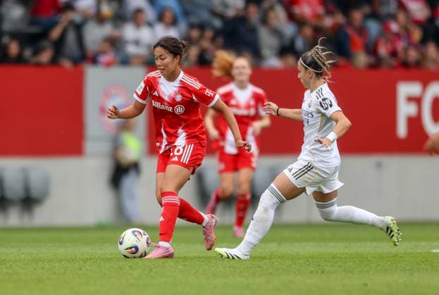 DEU, München, FC Bayern München vs Real Madrid, Testspiel, DFB, FC Bayern Campus, Saison 25 26, im Bild v.l.n.r: Momoko Tanikawa (Bayern München 18), Athenea del Castillo (Real Madrid 7) DFB DFL REGULATIONS PROHIBIT ANY USE OF PHOTOGRAPHS AS IMAGE SEQUENCES AND OR QUASI-VIDEO, 21.08.2025, Copyright: HMBxMedia HendrikxHamelau
