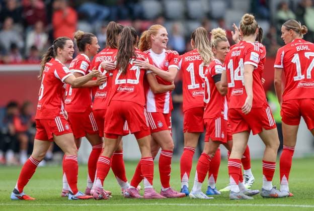 DEU, München, FC Bayern München vs Real Madrid, Testspiel, DFB, FC Bayern Campus, Saison 25 26, im Bild: Tor und Jubel für Natalia Padilla Bidas (Bayern München 23), Lena Oberdorf (Bayern München 8), Stine Ballisager (Bayern München 3) DFB DFL REGULATIONS PROHIBIT ANY USE OF PHOTOGRAPHS AS IMAGE SEQUENCES AND OR QUASI-VIDEO, 21.08.2025, Copyright: HMBxMedia HendrikxHamelau