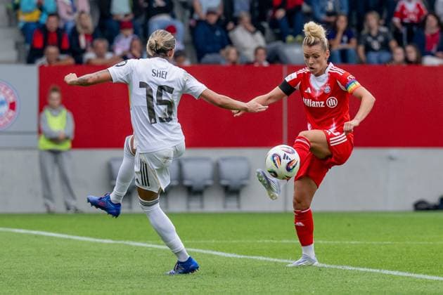 Kampf um den Ball Zweikampf zwischen Sheila Garcia (Real Madrid CF, 15) und Linda Dallmann (FC Bayern Muenchen Frauen, 10) GER, FC Bayern Muenchen Frauen vs. Real Madrid CF, Fussball, Frauen, Testspiel, Saison 2025 2026, 21.08.2025. (DFL DFB REGULATIONS PROHIBIT ANY USE OF PHOTOGRAPHS as IMAGE SEQUENCES and or QUASI-VIDEO). GER, FC Bayern Muenchen Frauen vs. Real Madrid CF, Fussball, Frauen, Testspiel, Saison 2025 2026, 21.08.2025. Muenchen Copyright: xEibner-Pressefoto HeikexFeinerx EP_HFR