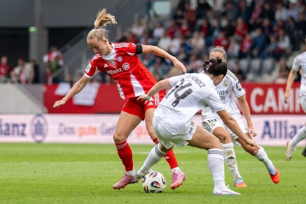 Lea Schueller 11 (FC Bayern Muenchen Frauen) im Zweikampf mit M. Mendez 14 (Real Madrid), FC Bayern Frauen Muenchen - Real Madrid, Google Pixel Frauenbundesliga, Freundschaftsspiel Testspiel, 21.08.25 DFB regulations prohibit any use of photographs as image sequences and or quasi-video. (kolbert-press) Muenchen Bayern Deutschland