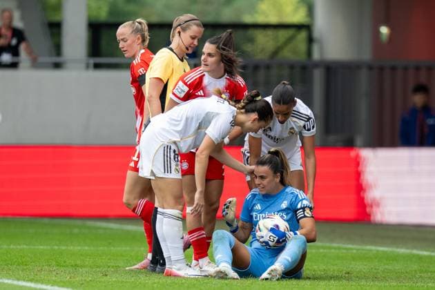 Athena 7 (Real Madrid) sitz auf dem Rasen, die Kolleginen fragen ob Sie verletzt ist, FC Bayern Frauen Muenchen - Real Madrid, Google Pixel Frauenbundesliga, Freundschaftsspiel Testspiel, 21.08.25 DFB regulations prohibit any use of photographs as image sequences and or quasi-video. (kolbert-press) Muenchen Bayern Deutschland