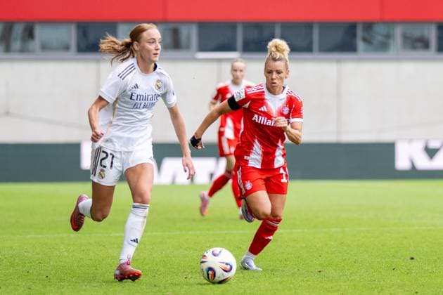 Holmgaard 21 (Real Madrid), im Zweikampf mit Linda Dallmann 10 (FC Bayern Muenchen Frauen), FC Bayern Frauen Muenchen - Real Madrid, Google Pixel Frauenbundesliga, Freundschaftsspiel Testspiel, 21.08.25 DFB regulations prohibit any use of photographs as image sequences and or quasi-video. (kolbert-press) Muenchen Bayern Deutschland