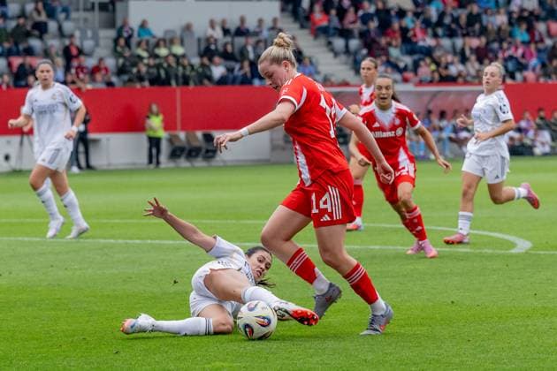 Kampf um den Ball Zweikampf zwischen Antonia Silva (Real Madrid CF, 2) und Alara Sehitler (FC Bayern Muenchen Frauen, 14) GER, FC Bayern Muenchen Frauen vs. Real Madrid CF, Fussball, Frauen, Testspiel, Saison 2025 2026, 21.08.2025. (DFL DFB REGULATIONS PROHIBIT ANY USE OF PHOTOGRAPHS as IMAGE SEQUENCES and or QUASI-VIDEO). GER, FC Bayern Muenchen Frauen vs. Real Madrid CF, Fussball, Frauen, Testspiel, Saison 2025 2026, 21.08.2025. Muenchen Copyright: xEibner-Pressefoto HeikexFeinerx EP_HFR