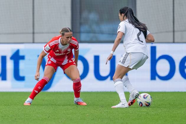 Klara Buehl (FC Bayern Muenchen Frauen, 17) gegen Antonia Silva (Real Madrid CF, 2) GER, FC Bayern Muenchen Frauen vs. Real Madrid CF, Fussball, Frauen, Testspiel, Saison 2025 2026, 21.08.2025. (DFL DFB REGULATIONS PROHIBIT ANY USE OF PHOTOGRAPHS as IMAGE SEQUENCES and or QUASI-VIDEO). GER, FC Bayern Muenchen Frauen vs. Real Madrid CF, Fussball, Frauen, Testspiel, Saison 2025 2026, 21.08.2025. Muenchen Copyright: xEibner-Pressefoto HeikexFeinerx EP_HFR