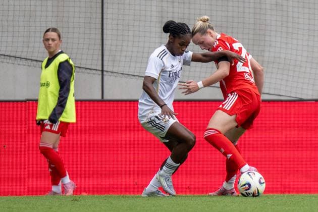 Linda C. 18 (Real Madrid) im Zweikampf mit Franziska Kett 20 (FC Bayern Muenchen Frauen), FC Bayern Frauen Muenchen - Real Madrid, Google Pixel Frauenbundesliga, Freundschaftsspiel Testspiel, 21.08.25 DFB regulations prohibit any use of photographs as image sequences and or quasi-video. (kolbert-press) Muenchen Bayern Deutschland