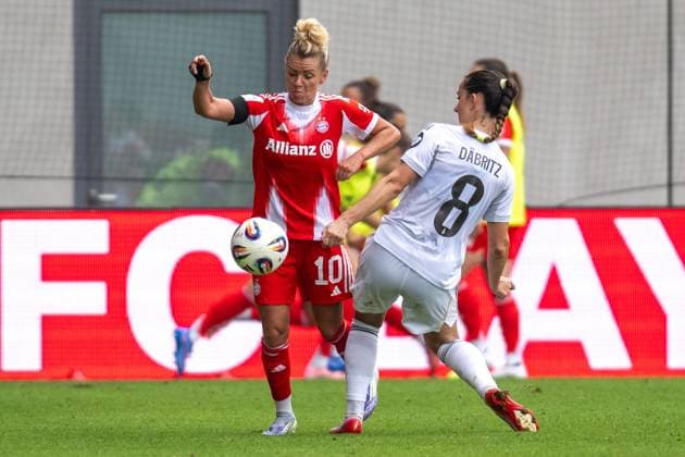 Linda Dallmann 10 (FC Bayern Muenchen Frauen) im Zweikampf mit Daebritz 8 (Real Madrid), FC Bayern Frauen Muenchen - Real Madrid, Google Pixel Frauenbundesliga, Freundschaftsspiel Testspiel, 21.08.25 DFB regulations prohibit any use of photographs as image sequences and or quasi-video. (kolbert-press) Muenchen Bayern Deutschland