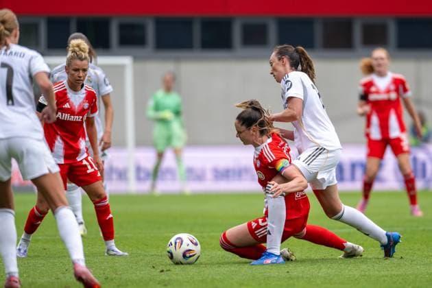 Sarah Zadrazil 25 (FC Bayern Muenchen Frauen) im Zweikampf, FC Bayern Frauen Muenchen - Real Madrid, Google Pixel Frauenbundesliga, Freundschaftsspiel Testspiel, 21.08.25 DFB regulations prohibit any use of photographs as image sequences and or quasi-video. (kolbert-press) Muenchen Bayern Deutschland