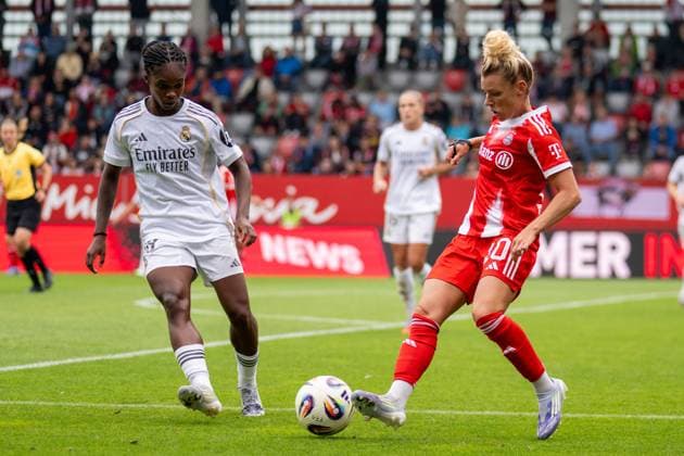 Linda C. 18 (Real Madrid) im Zweikampf mit Linda Dallmann 10 (FC Bayern Muenchen Frauen), FC Bayern Frauen Muenchen - Real Madrid, Google Pixel Frauenbundesliga, Freundschaftsspiel Testspiel, 21.08.25 DFB regulations prohibit any use of photographs as image sequences and or quasi-video. (kolbert-press) Muenchen Bayern Deutschland