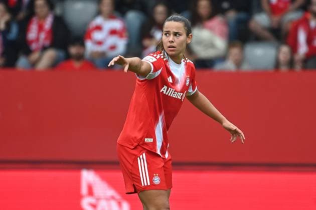 Lena OBERDORF (FCB), Gestik,gibt Anweisungen, Aktion,Einzelbild,angeschnittenes Einzelmotiv,Halbfigur,halbe Figur. Fussball Testspiel FC Bayern Muenchen Frauen - Real Madrid 4-1 am 21.08.2025 FC Bayern Campus. Fussball 1. Bundesliga,Saison 2024 2025.
