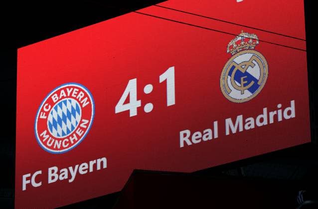 Fussball, Frauen, Testspiel, Saison 2025 2026, FC Bayern München - Real Madrid, Campus Endstand 4:1 auf der Anzeigetafel