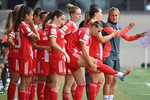 Bayern Spielerinnen vor Einwechslung. Fussball Testspiel FC Bayern Muenchen Frauen - Real Madrid 4-1 am 21.08.2025 FC Bayern Campus. Fussball 1. Bundesliga,Saison 2024 2025.