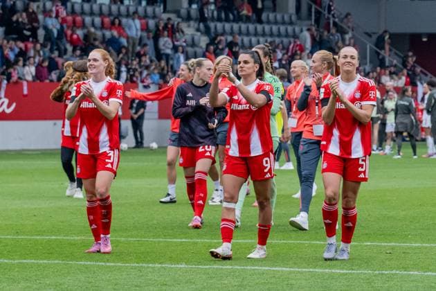 Stine Ballisager (FC Bayern Muenchen Frauen, 03), Jovana Damnjanovic (FC Bayern Muenchen Frauen, 09) und Magdalena Eriksson (FC Bayern Muenchen Frauen, 05) freuen sich ueber den Sieg und bedanken sich bei den Fans fuer die Unterstuetzung GER, FC Bayern Muenchen Frauen vs. Real Madrid CF, Fussball, Frauen, Testspiel, Saison 2025 2026, 21.08.2025. (DFL DFB REGULATIONS PROHIBIT ANY USE OF PHOTOGRAPHS as IMAGE SEQUENCES and or QUASI-VIDEO). GER, FC Bayern Muenchen Frauen vs. Real Madrid CF, Fussball, Frauen, Testspiel, Saison 2025 2026, 21.08.2025. Muenchen Copyright: xEibner-Pressefoto HeikexFeinerx EP_HFR
