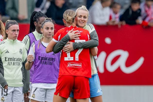 Umarmung von Klara Buehl (FC Bayern Muenchen Frauen, 17) und Merle Frohms (Torhueterin, Real Madrid CF, 13) nach Ende der Partie GER, FC Bayern Muenchen Frauen vs. Real Madrid CF, Fussball, Frauen, Testspiel, Saison 2025 2026, 21.08.2025. (DFL DFB REGULATIONS PROHIBIT ANY USE OF PHOTOGRAPHS as IMAGE SEQUENCES and or QUASI-VIDEO). GER, FC Bayern Muenchen Frauen vs. Real Madrid CF, Fussball, Frauen, Testspiel, Saison 2025 2026, 21.08.2025. Muenchen Copyright: xEibner-Pressefoto HeikexFeinerx EP_HFR