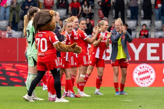 FC Bayern Frauen bei Ihren Fans feiern das 4:1, FC Bayern Frauen Muenchen - Real Madrid, Google Pixel Frauenbundesliga, Freundschaftsspiel Testspiel, 21.08.25 DFB regulations prohibit any use of photographs as image sequences and or quasi-video. (kolbert-press) Muenchen Bayern Deutschland