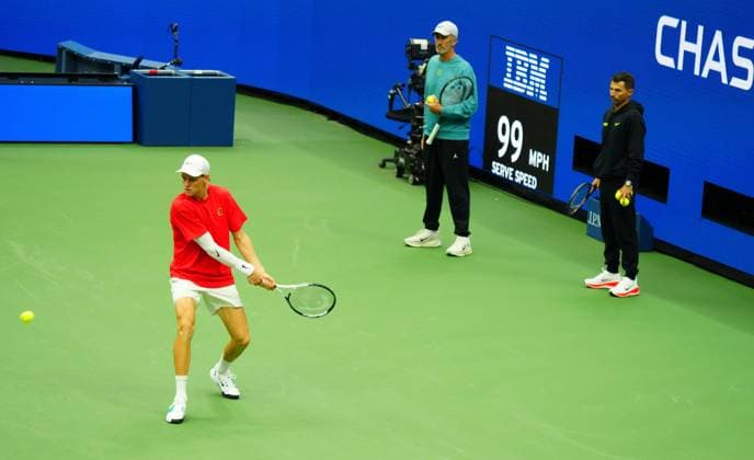 Jannik Sinner practices as coaches Darren Cahill and Simone Vagnozzi look on 2025 US Open, Thursday Previews, USTA Billie Jean King National Tennis Center, New York, USA - 21 Aug 2025New York Flushing Meadows  Copyright: xJavierxGarcia Shutterstockx 15450990ad