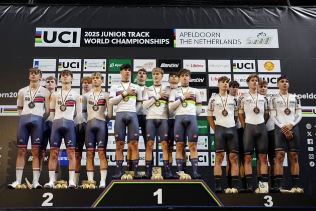 2025 UCI Junior Track World Championships Picture by Alex Whitehead SWpix.com - 21 08 2025 - Cycling - 2025 UCI Junior Track World Championships - Omnisport, Apeldoorn, Netherlands - Men Team Pursuit Podium - Riccardo Colombo (Italy), Francesco Cornacchini (Italy), Alessio Magagnotti (Italy), Francesco Matteoli (Italy), Federico Saccani (Italy) wins the Gold Medal and Rainbow Jersey with Henry Hobbs (Great Britain), Rory Gravelle (Great Britain), Max Hinds (Great Britain), Daniel Thompson (Great Britain), Albie Jones (Great Britain) receiving the Silver Medal and Lenny Karstedt (Germany), Hugo Esch (Germany), Attila Höfig (Germany), Victor Wedekind (Germany), Raul Esch (Germany) receiving the Bronze Medal Copyright: x xSWpix.comx(t axPhotographyxHubxLtd)xAlexxWhitehead SWpix.comx SWP-3030-0835