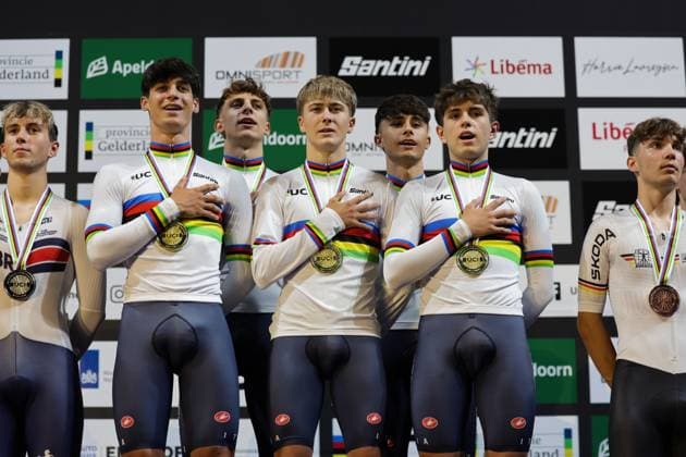 2025 UCI Junior Track World Championships Picture by Alex Whitehead SWpix.com - 21 08 2025 - Cycling - 2025 UCI Junior Track World Championships - Omnisport, Apeldoorn, Netherlands - Men Team Pursuit Podium - Riccardo Colombo (Italy), Francesco Cornacchini (Italy), Alessio Magagnotti (Italy), Francesco Matteoli (Italy), Federico Saccani (Italy) wins the Gold Medal and Rainbow Jersey Copyright: x xSWpix.comx(t axPhotographyxHubxLtd)xAlexxWhitehead SWpix.comx SWP-3030-0839
