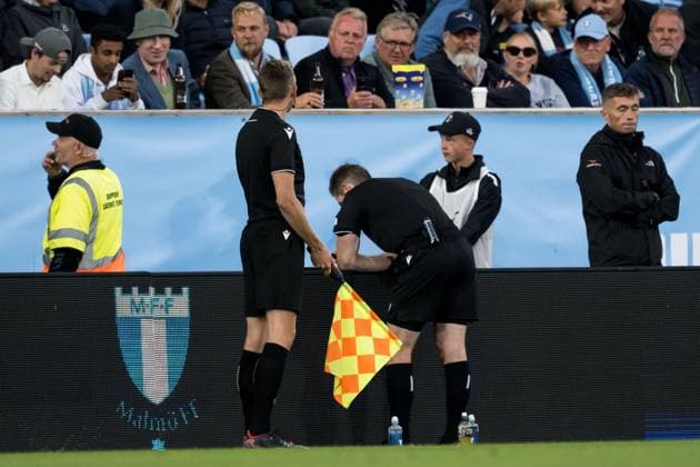 250821 Referee Tobias Stieler at a VAR-check during the first leg UEFA Europa League playoff football match between Malmö FF and SK Sigma Olomouc on August 21, 2025 in Malmö. Photo: Petter Arvidson BILDBYRAN kod PA PA1067 fotboll football soccer fotball uefa europa league europa league malmö ff sk sigma olomouc bbeng playoff Copyright: PETTERxARVIDSON BB250821PA088