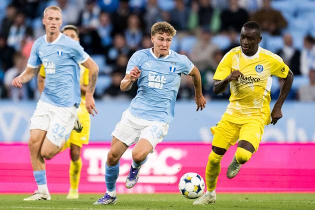 250821 Hugo Bolin of Malmö FF and Abdoulaye Sylla of SK Sigma Olomouc during the first leg UEFA Europa League playoff football match between Malmö FF and SK Sigma Olomouc on August 21, 2025 in Malmö. Photo: Petter Arvidson BILDBYRAN kod PA PA1067 fotboll football soccer fotball uefa europa league europa league malmö ff sk sigma olomouc bbeng playoff bbauto Copyright: PETTERxARVIDSON BB250821PA097