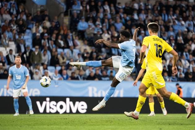 250821 Emmanuel Ekong of Malmö FF during the first leg UEFA Europa League playoff football match between Malmö FF and SK Sigma Olomouc on August 21, 2025 in Malmö. Photo: Petter Arvidson BILDBYRAN kod PA PA1067 fotboll football soccer fotball uefa europa league europa league malmö ff sk sigma olomouc bbeng playoff bbauto Copyright: PETTERxARVIDSON BB250821PA104