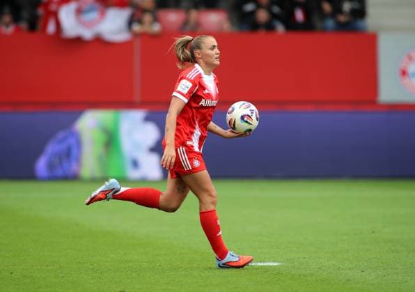 Fussball, Frauen, Testspiel, Saison 2025 2026, FC Bayern München - Real Madrid, Campus Georgia Stanway (FC Bayern München) nach dem 1:0 mit einem Ball in der linken Hand laufend