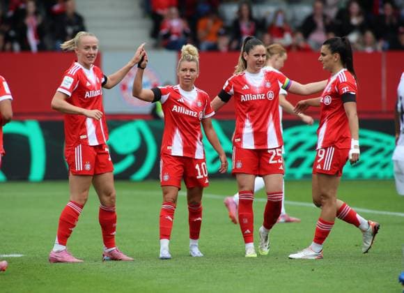 Fussball, Frauen, Testspiel, Saison 2025 2026, FC Bayern München - Real Madrid, Campus Lea Schüller Schueller (FC Bayern München) mit Linda Dallmann (FC Bayern München), Sarah Zadrazil (FC Bayern München) und Jovana Damnjanovic (FC Bayern München) (v.l.n.r.)