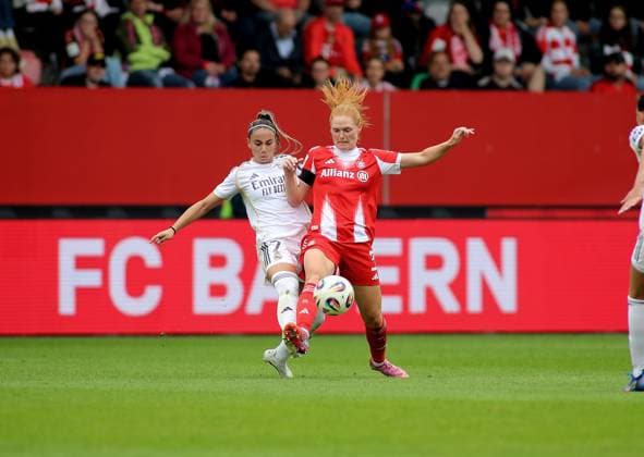 Fussball, Frauen, Testspiel, Saison 2025 2026, FC Bayern München - Real Madrid, Campus Athenea del Castillo Beivide (Real Madrid) (li.) mit Stine Ballisager (FC Bayern München) (re.) im Zweikampf um den Ball
