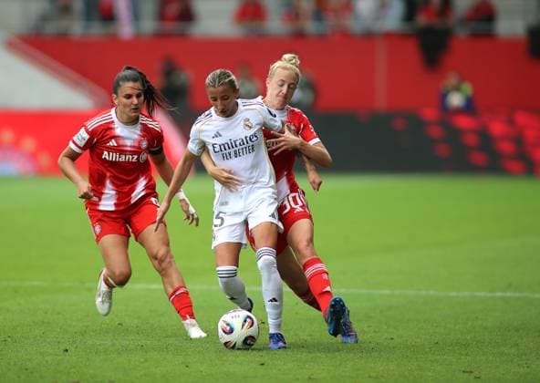 Fussball, Frauen, Testspiel, Saison 2025 2026, FC Bayern München - Real Madrid, Campus Sheila Garcia (Real Madrid) (li.) mit Carolin Simon (FC Bayern München) (re.) im Zweikampf um den Ball, Klammern