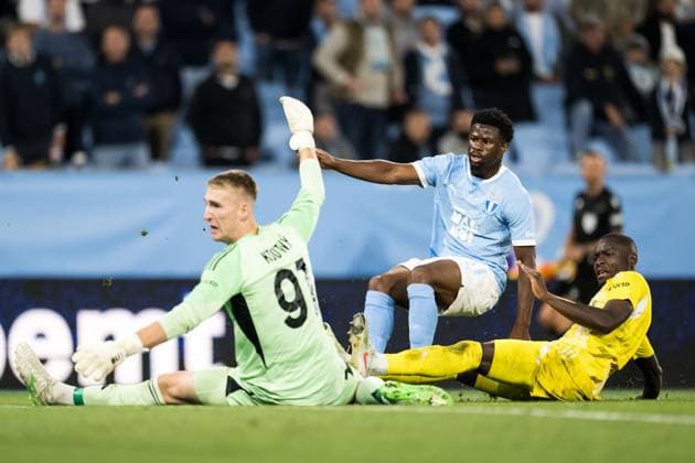 250821 Emmanuel Ekong of Malmö FF against goalkeeper Jan Koutny and Abdoulaye Sylla of SK Sigma Olomouc during the first leg UEFA Europa League playoff football match between Malmö FF and SK Sigma Olomouc on August 21, 2025 in Malmö. Photo: Petter Arvidson BILDBYRAN kod PA PA1067 fotboll football soccer fotball uefa europa league europa league malmö ff sk sigma olomouc bbeng playoff bbauto Copyright: PETTERxARVIDSON BB250821PA109