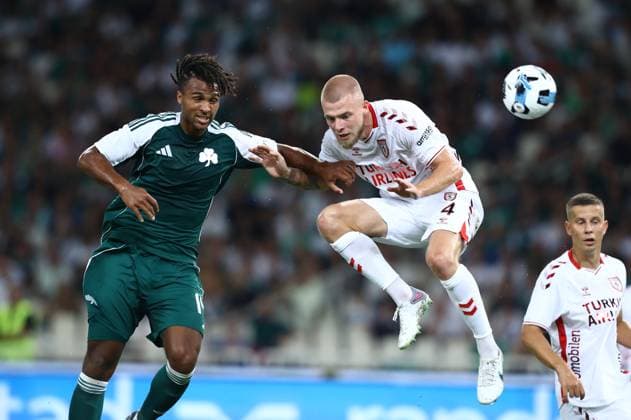 Erik Palmer-Brown of Panathinaikos in action against Rick Van Drongelen of Samsunspor during the UEFA Europa League Play-offs 1st leg soccer match between Panathinaikos and Samsunspor held at Olympic Athletic Center of Athens in Athens, Greece, 21 August 2025. IMAGO ONE INCH PRODUCTIONS ATHENS Greece Copyright: xOnexInchxProductionsx 6636391