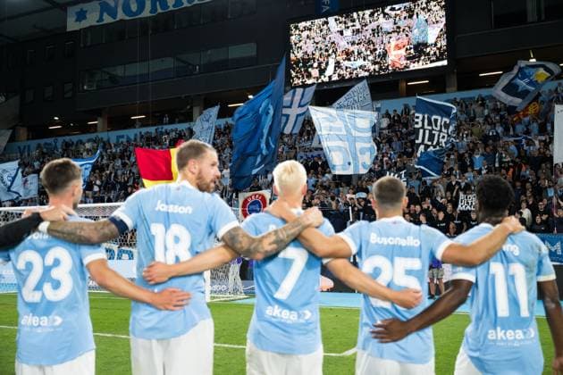 250821 Players and fans of Malmö FF celebrate after the first leg UEFA Europa League playoff football match between Malmö FF and SK Sigma Olomouc on August 21, 2025 in Malmö. Photo: Petter Arvidson BILDBYRAN kod PA PA1067 fotboll football soccer fotball uefa europa league europa league malmö ff sk sigma olomouc bbeng playoff jubel Copyright: PETTERxARVIDSON BB250821PA129