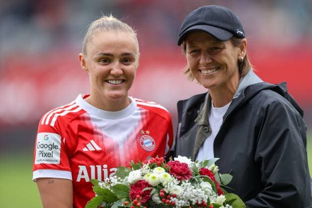 DEU, München, FC Bayern München vs Real Madrid, Testspiel, DFB, FC Bayern Campus, Saison 25 26, im Bild v.l.n.r: Georgia Stanway (Bayern München 31) bekommt Blumen als Auszeichnung für ihren Europameisterschaftstitel, überreicht von Bianca Resch (Direktorin FC Bayern München) DFB DFL REGULATIONS PROHIBIT ANY USE OF PHOTOGRAPHS AS IMAGE SEQUENCES AND OR QUASI-VIDEO, 21.08.2025, Copyright: HMBxMedia HendrikxHamelau
