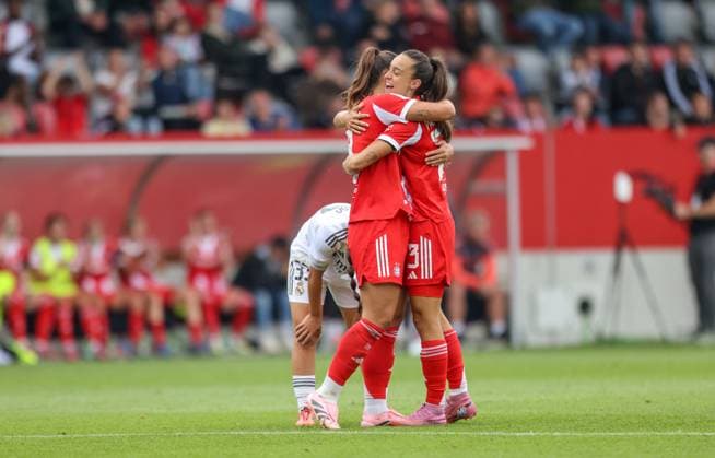 DEU, München, FC Bayern München vs Real Madrid, Testspiel, DFB, FC Bayern Campus, Saison 25 26, im Bild: Tor und Jubel, Lena Oberdorf (Bayern München 8) herzt Torschützin Natalia Padilla Bidas (Bayern München 23) DFB DFL REGULATIONS PROHIBIT ANY USE OF PHOTOGRAPHS AS IMAGE SEQUENCES AND OR QUASI-VIDEO, 21.08.2025, Copyright: HMBxMedia HendrikxHamelau
