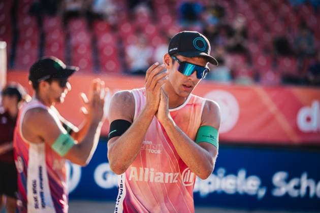 Beachvolleyball Männer Allianz German Beach Tour 2025 Tourstop Berlin 21.08.2025 Valentin Schneckenburger klatscht für die Fans nach dem Spiel Berlin Funkhaus Beach Berlin Deutschland