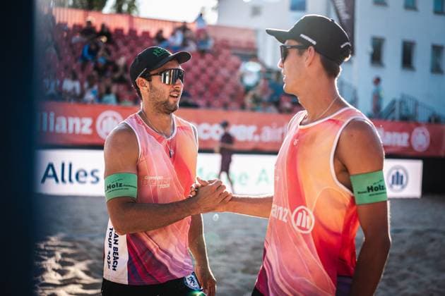 Beachvolleyball Männer Allianz German Beach Tour 2025 Tourstop Berlin 21.08.2025 v.l. Kim Huber und Valentin Schneckenburger klatschen ein nach dem Spiel Berlin Funkhaus Beach Berlin Deutschland