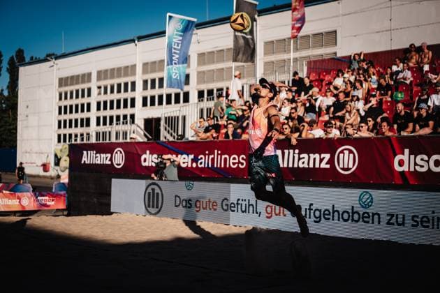 Beachvolleyball Männer Allianz German Beach Tour 2025 Tourstop Berlin 21.08.2025 Jonathan Erdmann beim Aufschlag Berlin Funkhaus Beach Berlin Deutschland