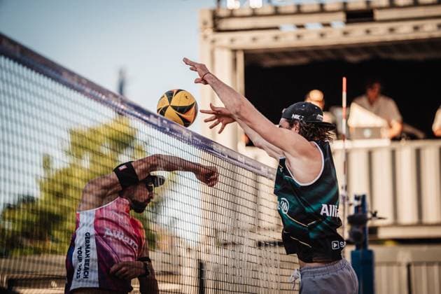 Beachvolleyball Männer Allianz German Beach Tour 2025 Tourstop Berlin 21.08.2025 v.l. Jonathan Erdmann wird geblockt von Jannik Kühlborn Berlin Funkhaus Beach Berlin Deutschland