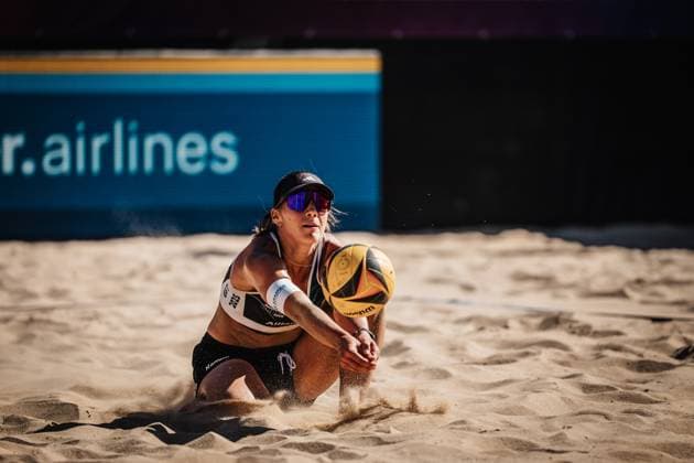 Beachvolleyball Frauen Allianz German Beach Tour 2025 Tourstop Berlin 21.08.2025 Leonie Klinke nimmt den Ball an Berlin Funkhaus Beach Berlin Deutschland