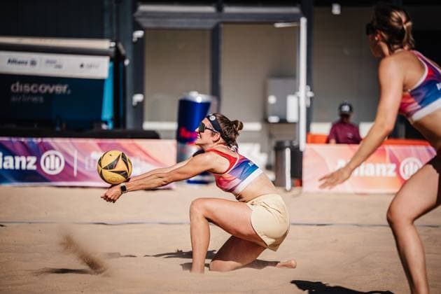Beachvolleyball Frauen Allianz German Beach Tour 2025 Tourstop Berlin 21.08.2025 Larissa Claassen nimmt den Ball an Berlin Funkhaus Beach Berlin Deutschland