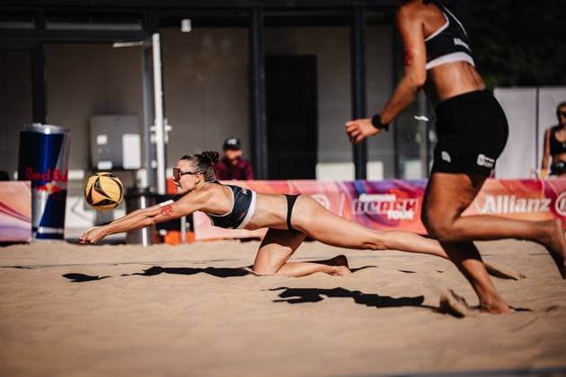 Beachvolleyball Frauen Allianz German Beach Tour 2025 Tourstop Berlin 21.08.2025 Elea Beutel nimmt den Ball an Berlin Funkhaus Beach Berlin Deutschland