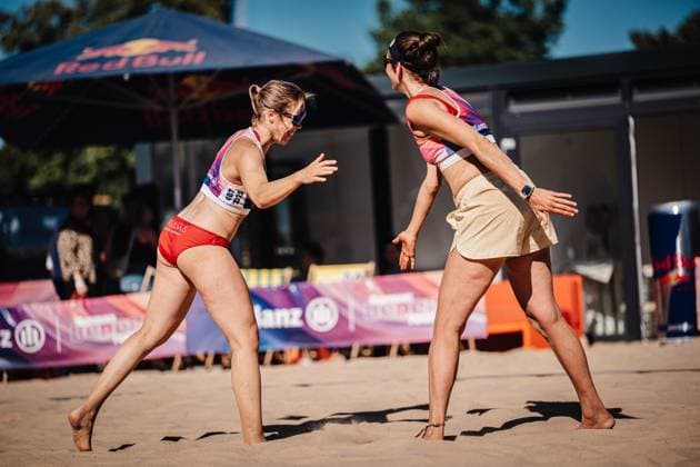 Beachvolleyball Frauen Allianz German Beach Tour 2025 Tourstop Berlin 21.08.2025 v.l. Nina Interwies und Larissa Claassen klatschen ein Berlin Funkhaus Beach Berlin Deutschland