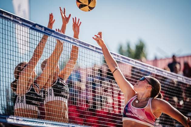 Beachvolleyball Frauen Allianz German Beach Tour 2025 Tourstop Berlin 21.08.2025 v.l. Doppelblock von Josefine Schäkel und Mareet Maidhof gegen Lina Hesse Berlin Funkhaus Beach Berlin Deutschland