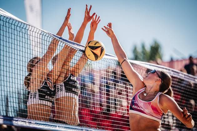 Beachvolleyball Frauen Allianz German Beach Tour 2025 Tourstop Berlin 21.08.2025 v.l. Doppelblock von Josefine Schäkel und Mareet Maidhof gegen Lina Hesse Berlin Funkhaus Beach Berlin Deutschland