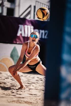Beachvolleyball Frauen Allianz German Beach Tour 2025 Tourstop Berlin 21.08.2025 Emma Gangey nimmt den Ball an Berlin Funkhaus Beach Berlin Deutschland