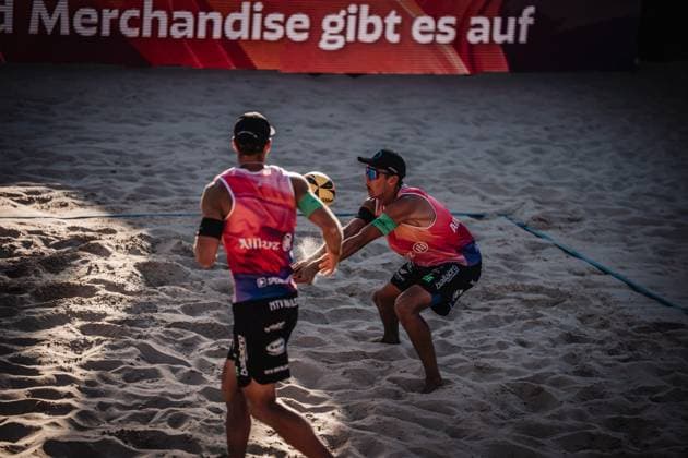 Beachvolleyball Männer Allianz German Beach Tour 2025 Tourstop Berlin 21.08.2025 Valentin Schneckenburger nimmt den Ball an Berlin Funkhaus Beach Berlin Deutschland