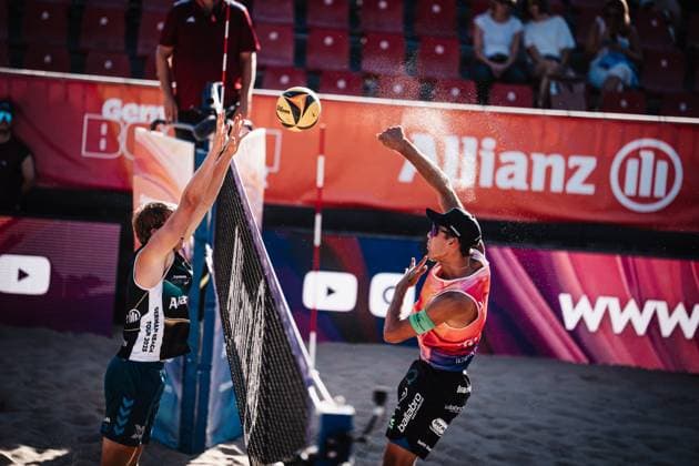 Beachvolleyball Männer Allianz German Beach Tour 2025 Tourstop Berlin 21.08.2025 v.l. Yannik Ahr gegen Valentin Schneckenburger Berlin Funkhaus Beach Berlin Deutschland